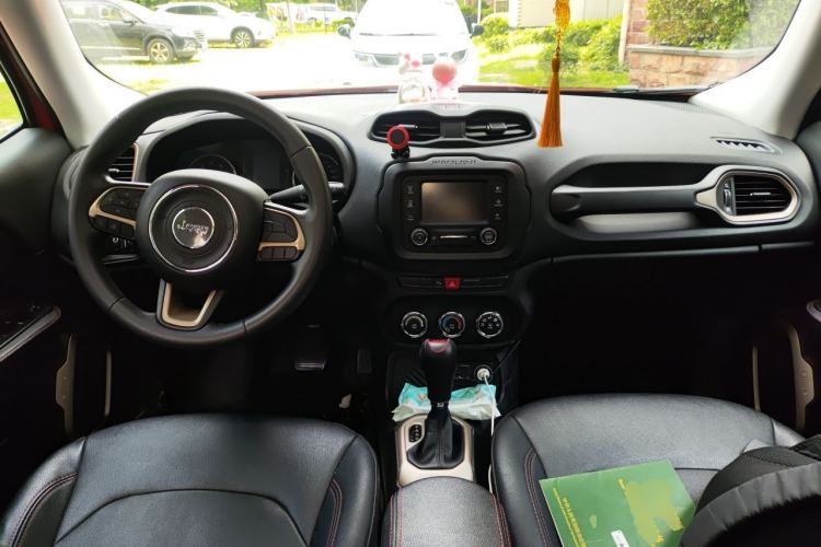 Used Jeep Renegade 2017 180T Automatic High-Energy Version Center Console