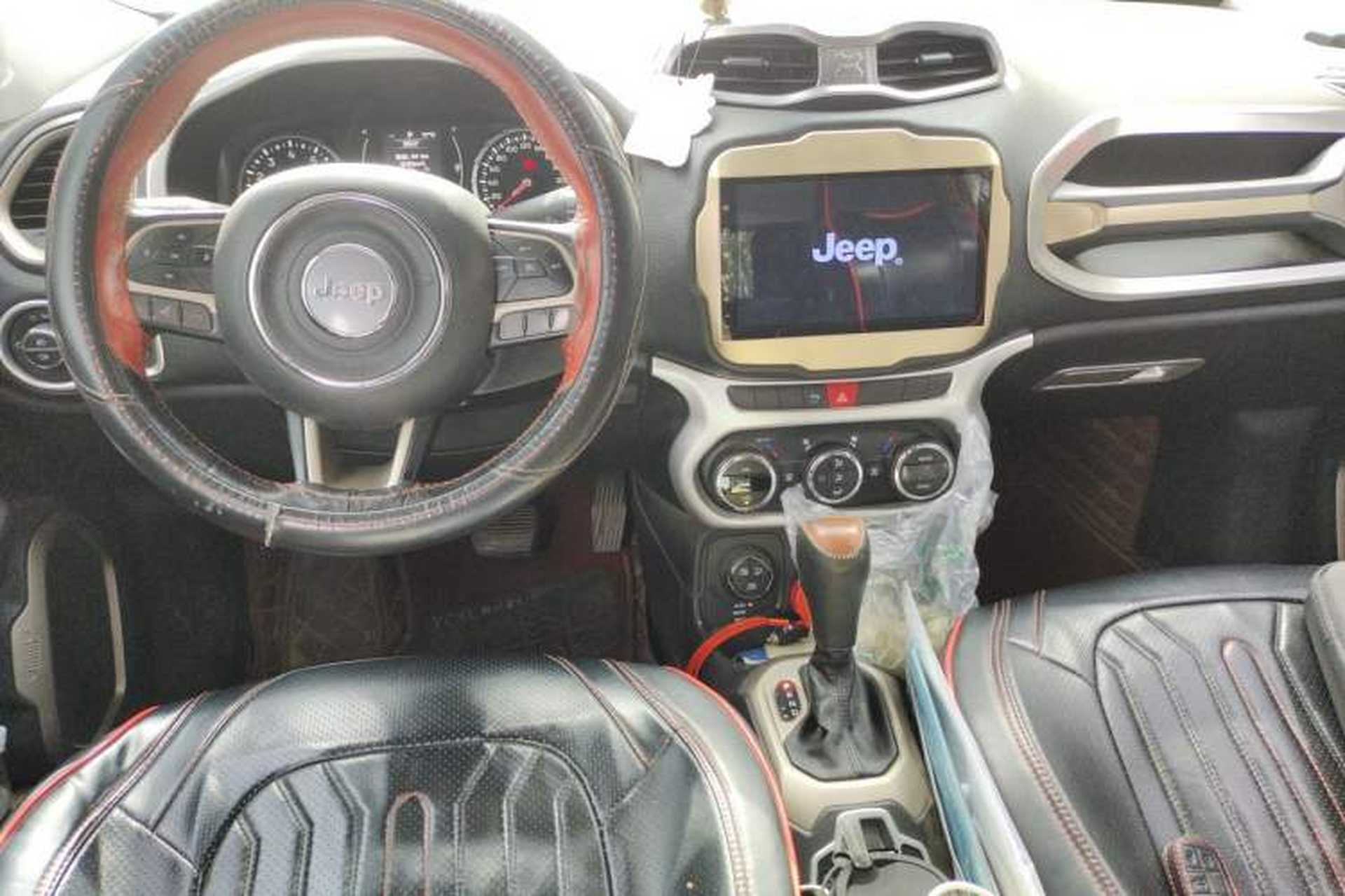 Used Jeep Renegade 2017 180TS Automatic Four-Wheel Drive Yue Neng Convertible Edition Center Console