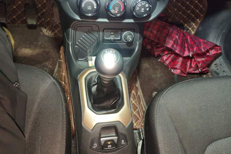 Used Jeep Renegade 2017 180T Manual Kinetic Edition Gear Lever