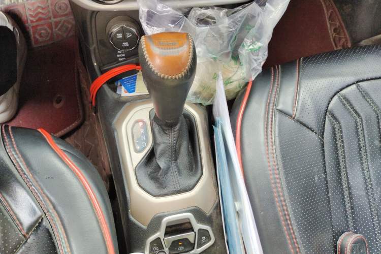 Used Jeep Renegade 2017 180TS Automatic Four-Wheel Drive Yue Neng Convertible Edition Gear Lever