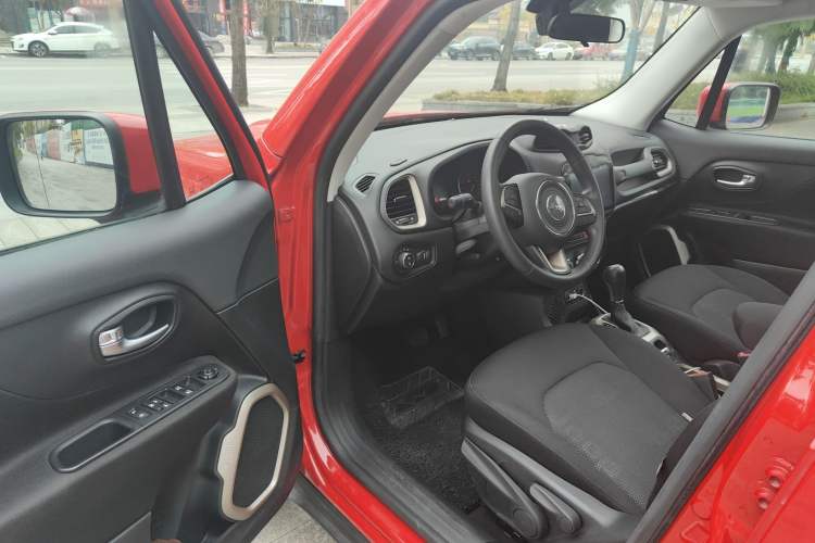 Used Jeep Renegade 2017 180T Automatic High-Energy Version Interior 2