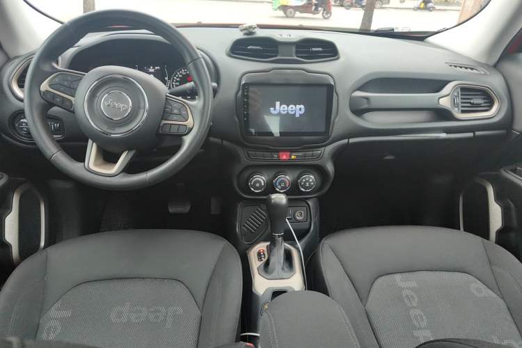 Used Jeep Renegade 2017 180T Automatic High-Energy Version Interior 3