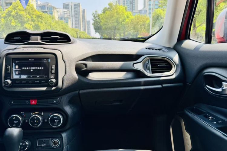 Used Jeep Renegade 2017 180TS Automatic All-Wheel Drive Versatile Edition Interior 3