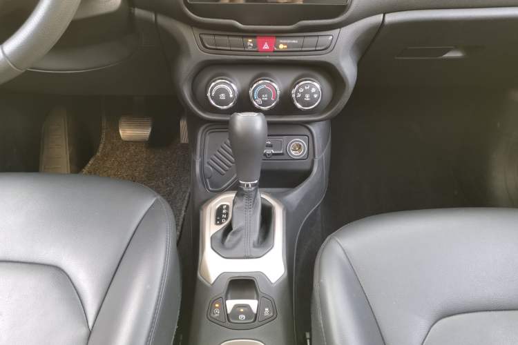 Used Jeep Renegade 2017 180T Automatic High-Energy Version Interior 4