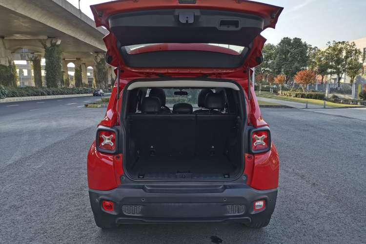 Used Jeep Renegade 2017 180T Automatic High-Energy Version Interior 9