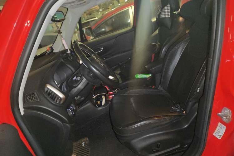 Used Jeep Renegade 2017 180TS Automatic All-Wheel Drive Versatile Edition Left Front Seat