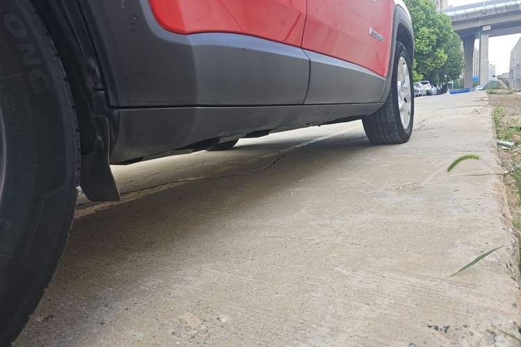 Used Jeep Renegade 2017 180T Automatic High-Energy Version Right Side Sill