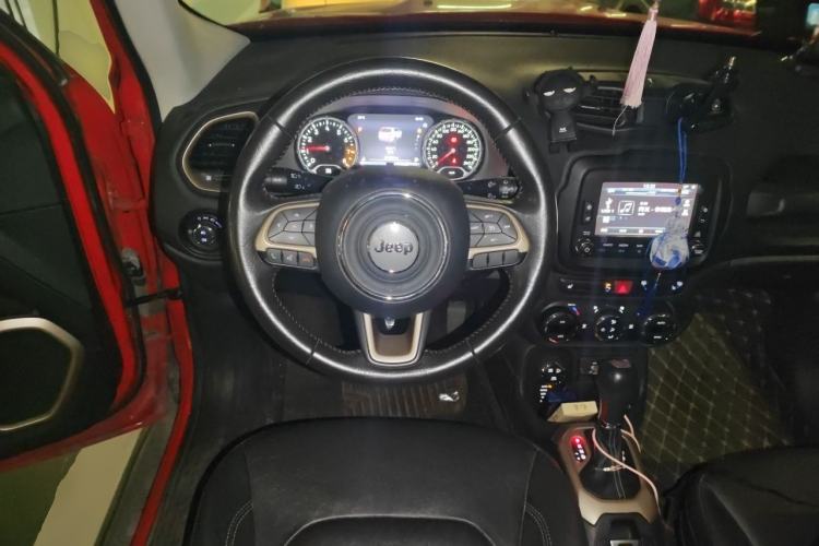 Used Jeep Renegade 2017 180TS Automatic All-Wheel Drive Versatile Edition Steering Wheel