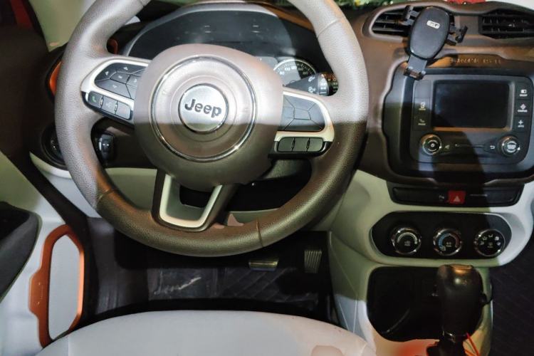 Used Jeep Renegade 2017 180T Automatic High-Energy Version Steering Wheel