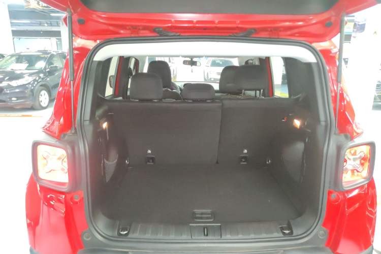 Used Jeep Renegade 2017 180T Automatic High-Energy Version Trunk