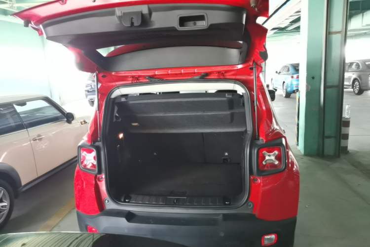 Used Jeep Renegade 2017 180T Automatic Jingneng Edition Trunk