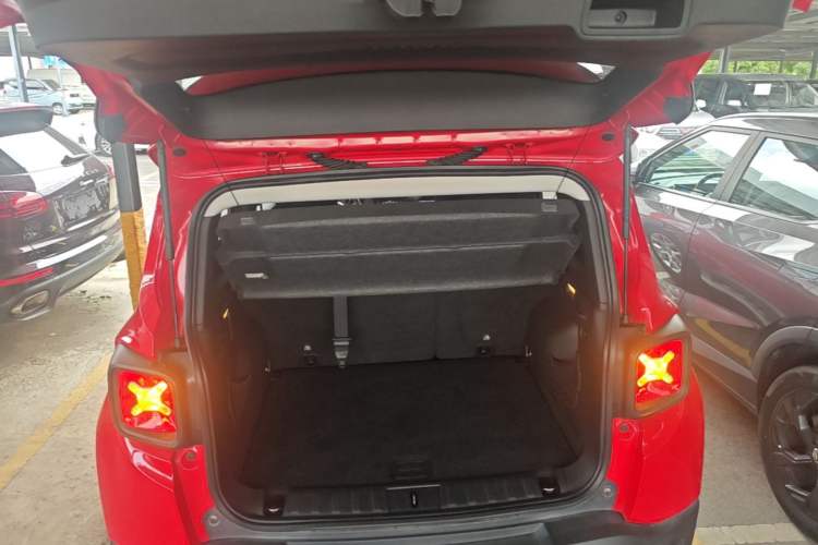 Used Jeep Renegade 2017 180T Automatic High-Energy Version Trunk