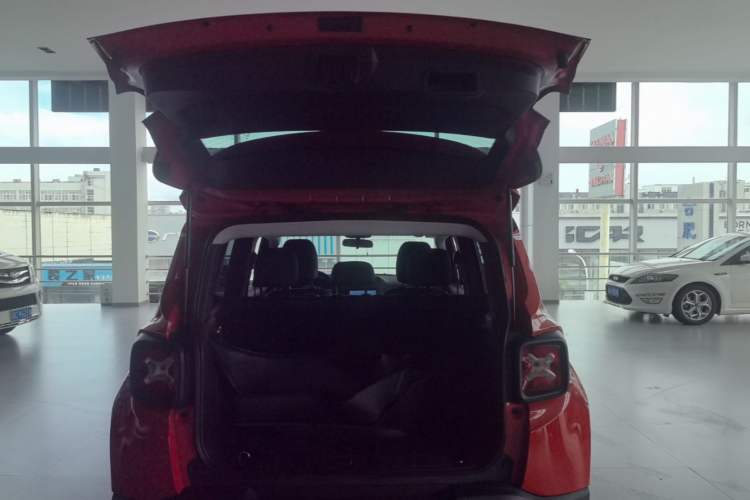 Used Jeep Renegade 2017 180T Automatic High-Energy Version Trunk