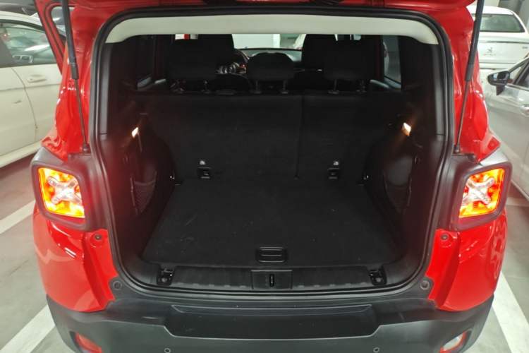 Used Jeep Renegade 2017 180T Automatic High-Energy Version Trunk