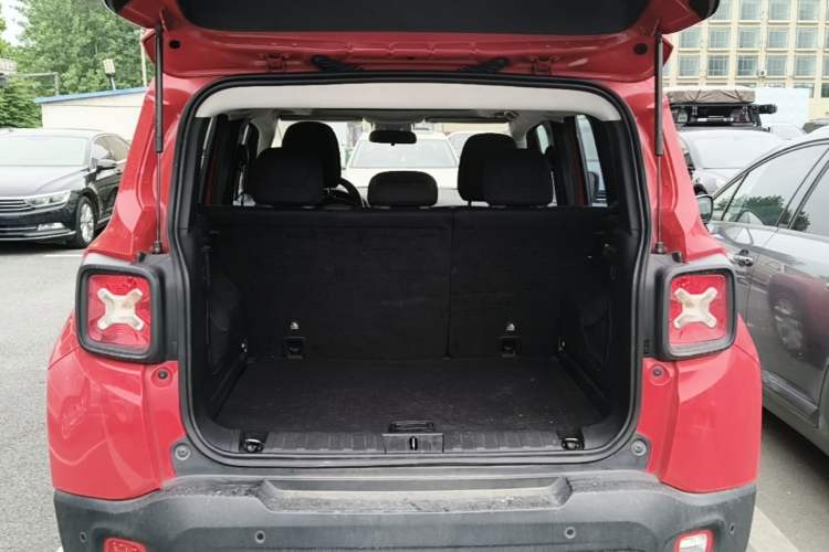 Used Jeep Renegade 2017 180T Automatic Jingneng Edition Trunk