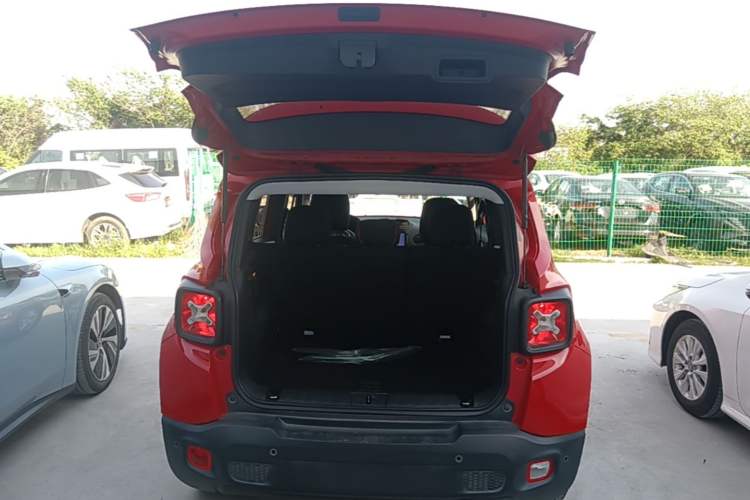 Used Jeep Renegade 2017 180T Automatic High-Energy Version Trunk