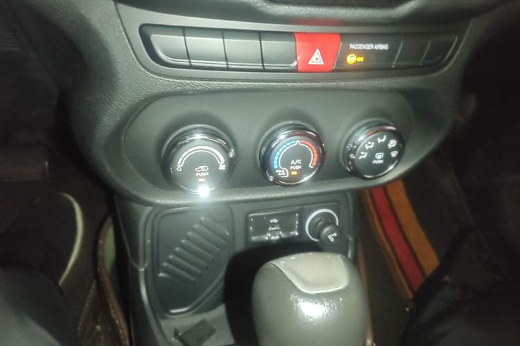 Used Jeep Renegade 2017 180T Automatic Kinetic Edition+ Audio And AC Panel