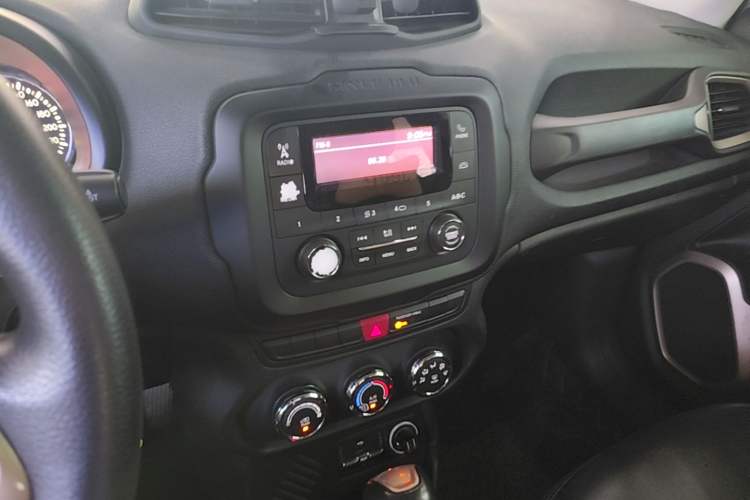 Used Jeep Renegade 2017 180T Automatic Kinetic Edition+ Audio And AC Panel