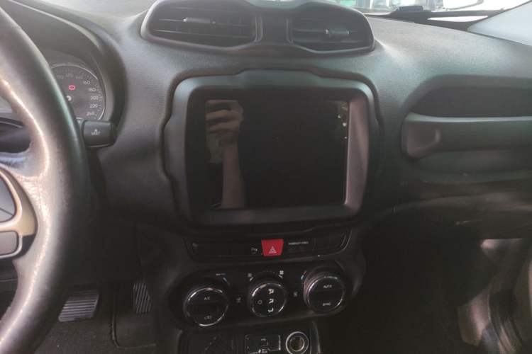 Used Jeep Renegade 2017 180T Automatic Jingneng Edition Audio And AC Panel