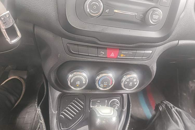 Used Jeep Renegade 2017 180T Automatic High-Energy Version Audio And AC Panel