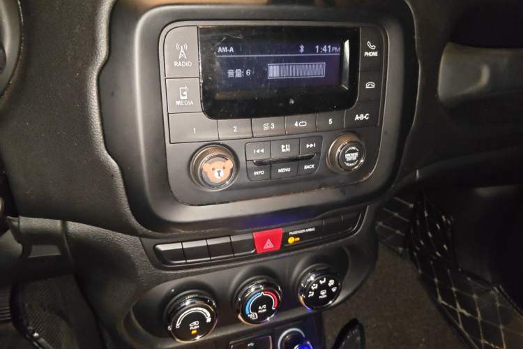 Used Jeep Renegade 2017 180T Automatic Kinetic Edition+ Audio And AC Panel