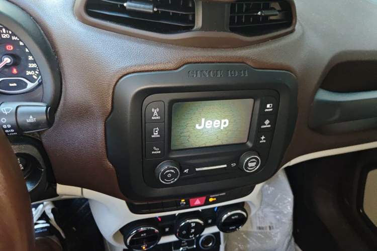Used Jeep Renegade 2017 180T Automatic Jingneng Edition Audio And AC Panel
