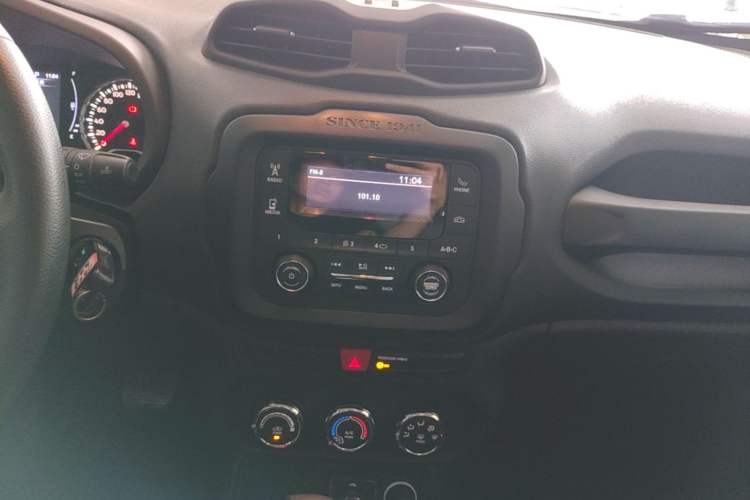 Used Jeep Renegade 2017 180T Automatic Kinetic Edition+ Audio And AC Panel