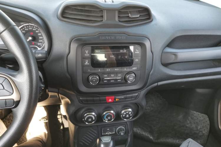Used Jeep Renegade 2017 180T Automatic Kinetic Edition+ Audio And AC Panel