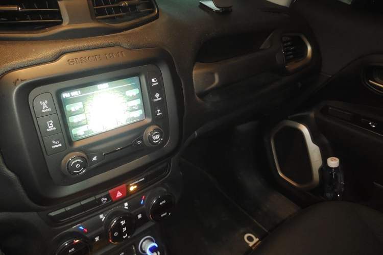 Used Jeep Renegade 2017 180T Automatic Jingneng Edition Audio And AC Panel