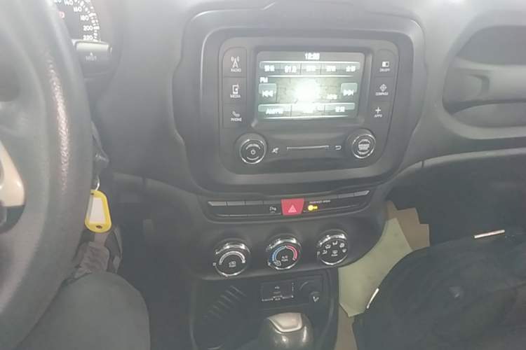 Used Jeep Renegade 2017 180T Automatic High-Energy Version Audio And AC Panel