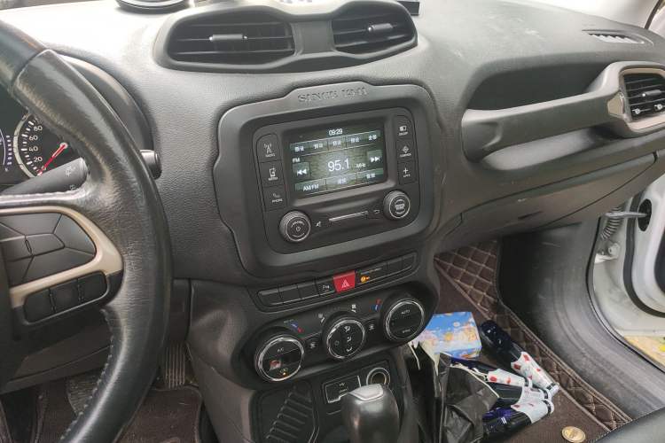 Used Jeep Renegade 2017 180T Automatic Jingneng Edition Audio And AC Panel