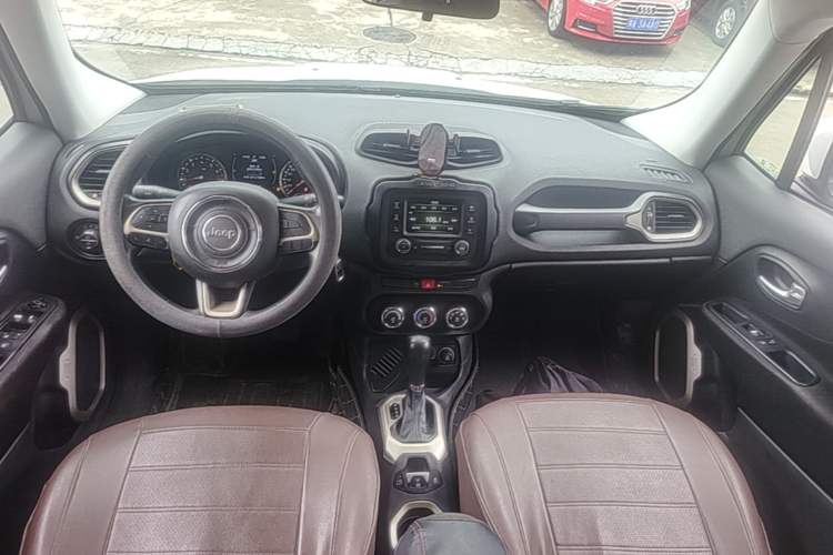 Used Jeep Renegade 2017 180T Automatic High-Energy Version Center Console