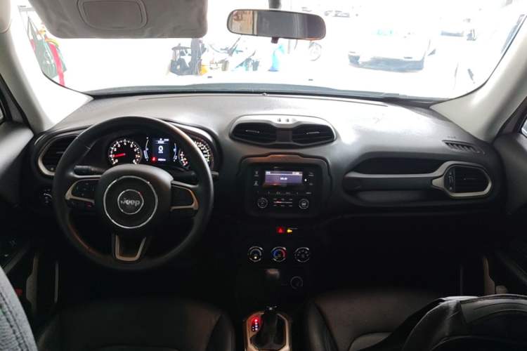 Used Jeep Renegade 2017 180T Automatic Kinetic Edition+ Center Console