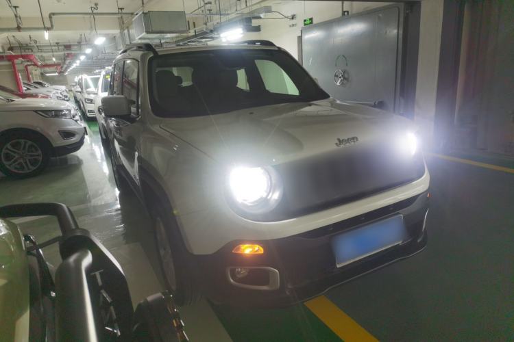 Used Jeep Renegade 2017 180TS Automatic Four-Wheel Drive Superior Edition Front Right 45 Deg