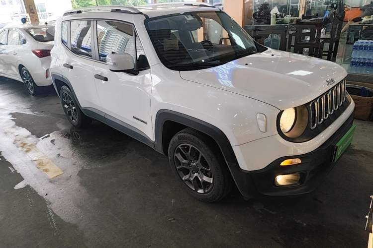 Used Jeep Renegade 2017 180T Automatic Kinetic Edition+ Front Right 45 Deg