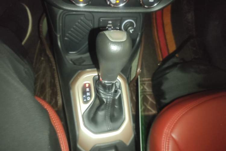 Used Jeep Renegade 2017 180T Automatic Kinetic Edition+ Gear Lever