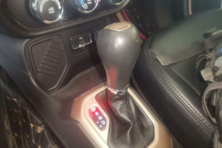 Used Jeep Renegade 2017 180T Automatic Kinetic Edition+ Gear Lever