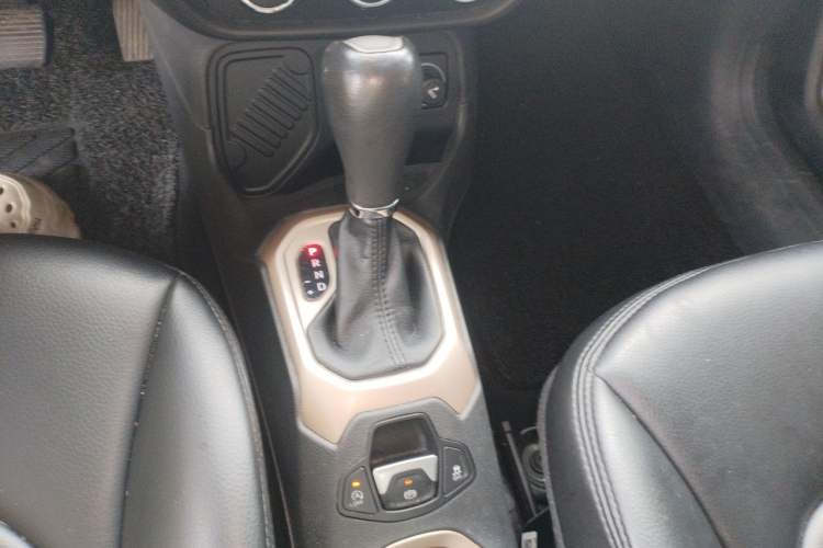 Used Jeep Renegade 2017 180T Automatic Kinetic Edition+ Gear Lever