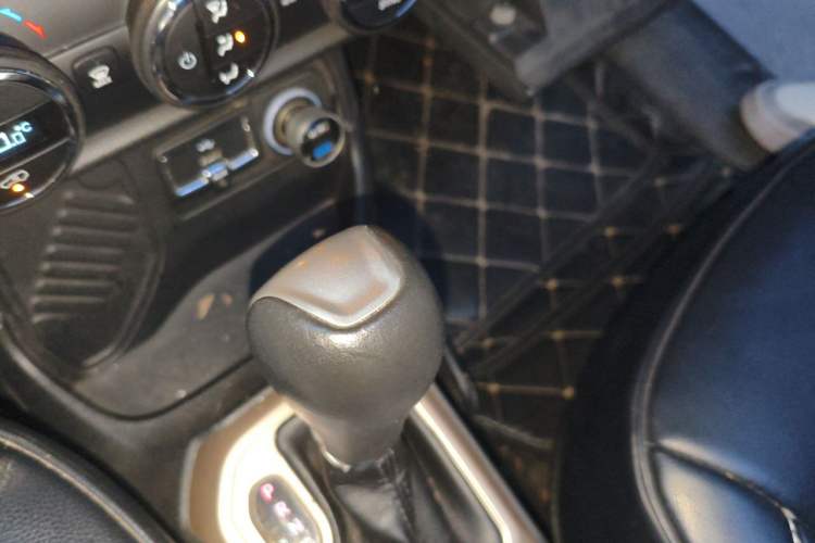 Used Jeep Renegade 2017 180T Automatic Jingneng Edition Gear Lever