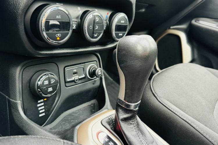 Used Jeep Renegade 2017 180TS Automatic Four-Wheel Drive Superior Edition Interior 11