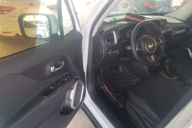 Used Jeep Renegade 2017 180T Automatic Kinetic Edition+ Interior 3