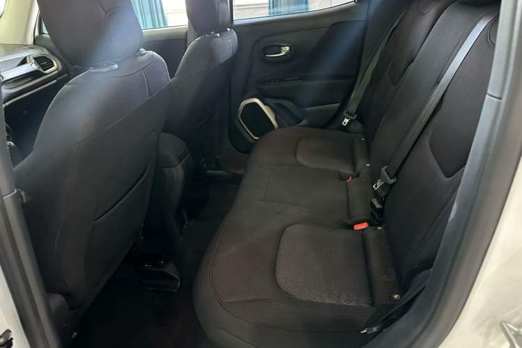 Used Jeep Renegade 2017 180TS Automatic Four-Wheel Drive Superior Edition Interior 3
