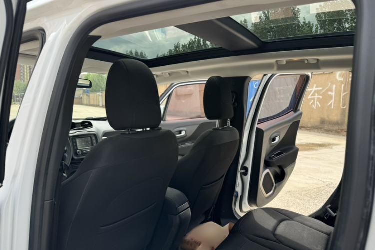 Used Jeep Renegade 2017 180T Automatic High-Energy Version Interior 3