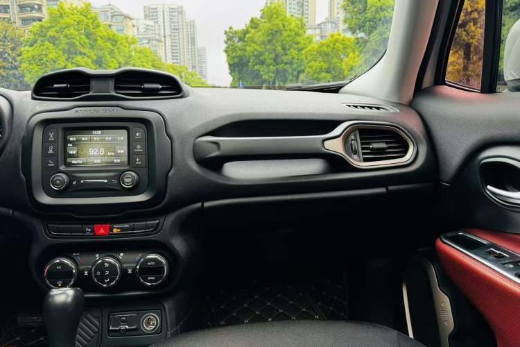 Used Jeep Renegade 2017 180T Automatic Jingneng Edition Interior 4