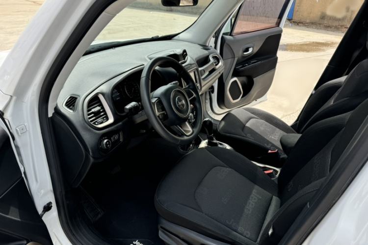 Used Jeep Renegade 2017 180T Automatic High-Energy Version Interior 4