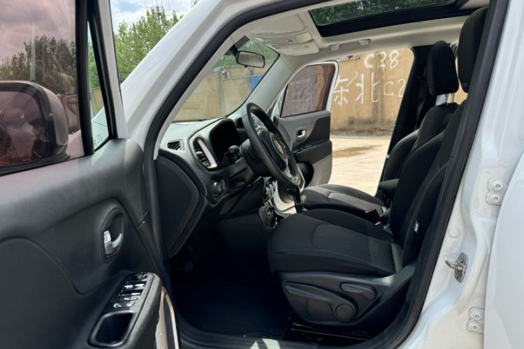 Used Jeep Renegade 2017 180T Automatic High-Energy Version Interior 5