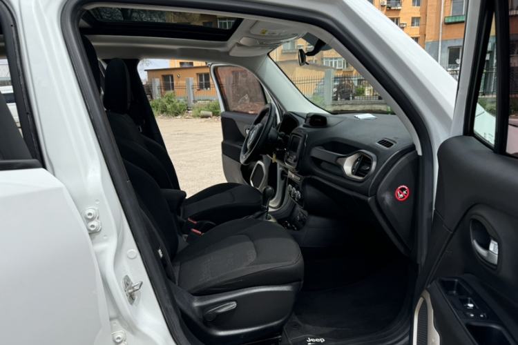 Used Jeep Renegade 2017 180T Automatic High-Energy Version Interior 6