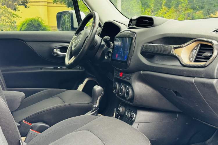 Used Jeep Renegade 2017 180TS Automatic Four-Wheel Drive Superior Edition Interior 7