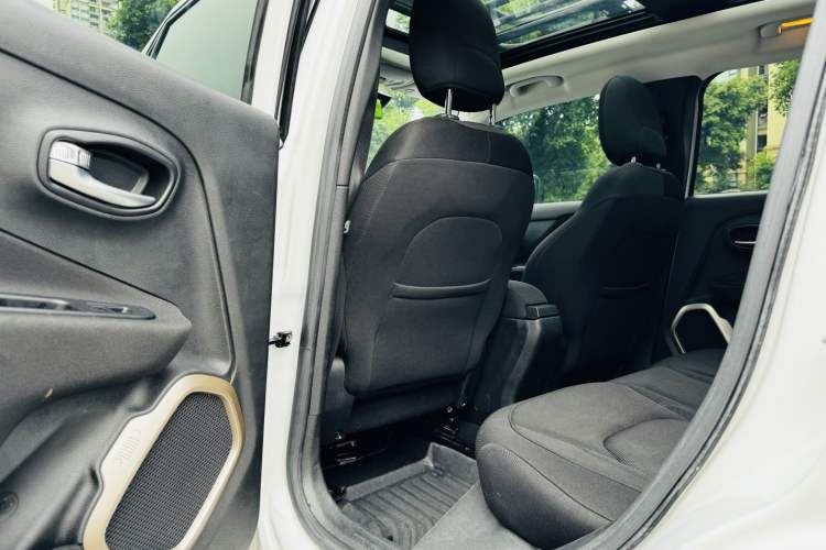 Used Jeep Renegade 2017 180TS Automatic Four-Wheel Drive Superior Edition Interior 8