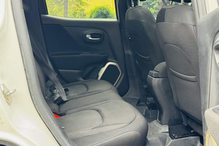 Used Jeep Renegade 2017 180TS Automatic Four-Wheel Drive Superior Edition Interior 9
